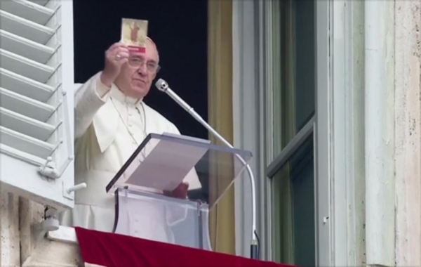 Papa dijelio knjižice molitava i vjerskih istina u Vatikanu,Verbum ih dijeli u knjižarama